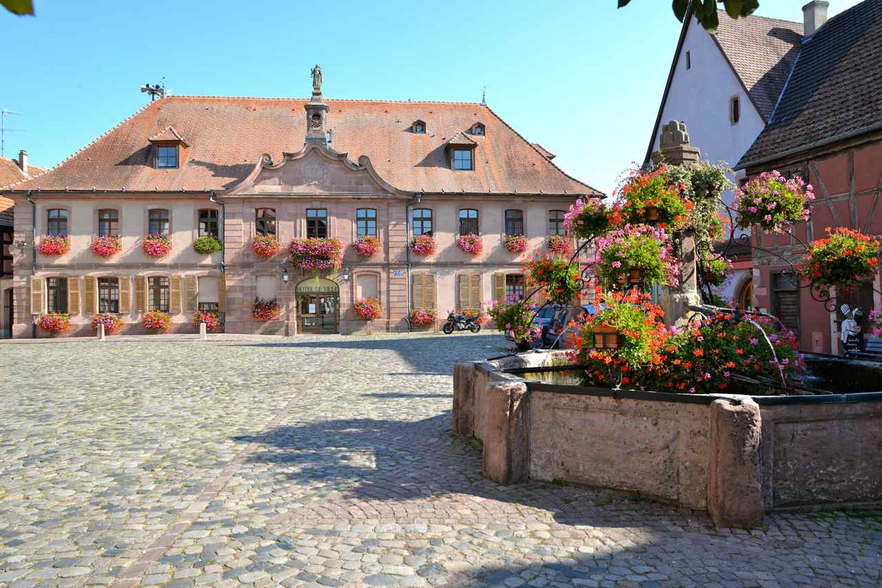 La fontaine (XVIe-XVIIIe) et l'Hôtel de Ville du XVIIIe